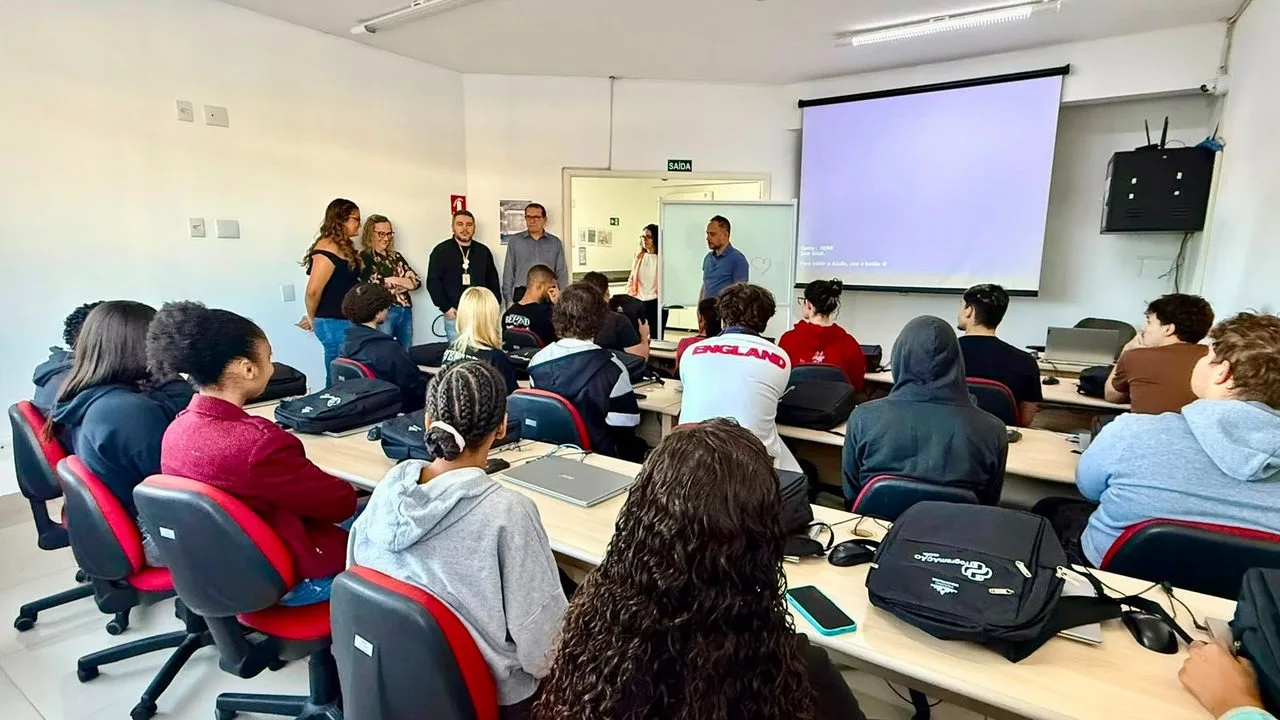 Jovens aprendem Python para iniciar formação em pilotagem de drones