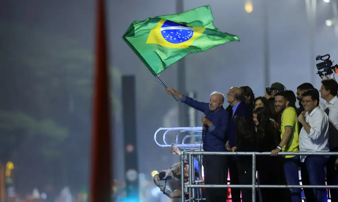 Lula é reeleito em eleição marcada por virada, prorrogação e contestação
