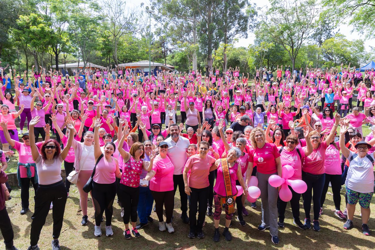 Caminhada do Outubro Rosa reúne centenas de mulheres em Jundiaí