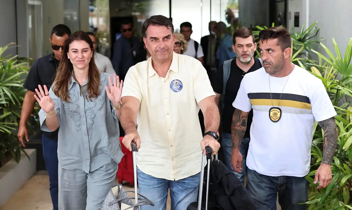Flávio Bolsonaro deixa o Brasil após derrota e eleva tensão no pós-eleição